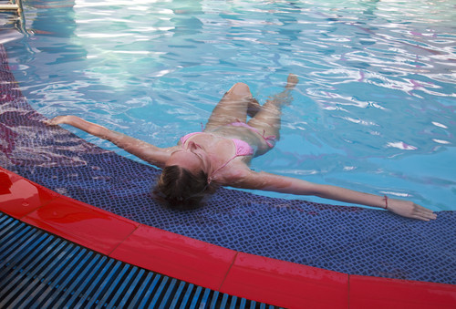 Лена отдыхает и купается в бассейне без трусов